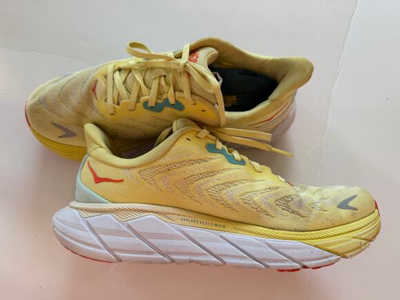 Hoka Shoes - Women's HOKA One Tennis Shoes Sneakers Athletic 9.5 YE:LLOW Arahi